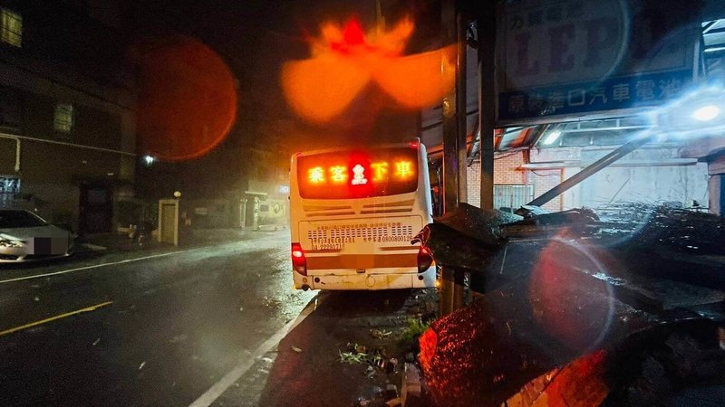 颱風凱米離境,但外圍環流仍影響,台中地區25日深夜持續降雨,1輛台中客運公車行經龍井區路口時,疑因號誌受雨勢影響故障而發生事故,衝撞民宅。(民眾提供)中央社記者蘇木春傳真 113年7月26日