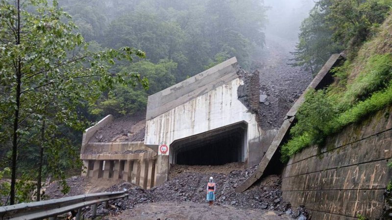 颱風凱米造成台中梨山各路段有災情，台8線96公里處明隧道封牆遭土石擊毀，谷關工務段25日晚上冒雨施工，26日上午6時30分進場搶修，盼能盡快搶通便道供貨車單線通行。（民眾提供）中央社記者趙麗妍傳真  113年7月26日