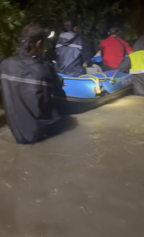 受颱風凱米外圍環流及西南風影響,南彰化地區多處積淹水,二林鎮廣興里25日晚間水淹腰部,請求公所和消防人員協助8名里民搭橡皮艇撤離,26日上午水仍未退。(詹金水提供)中央社記者鄭維真傳真 113年7月26日