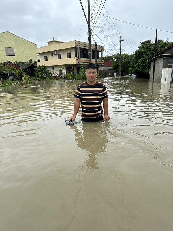 受颱風凱米外圍環流及西南風影響，南彰化地區多處積淹水，二林鎮廣興里水淹腰部。（詹金水提供）中央社記者鄭維真傳真 113年7月26日