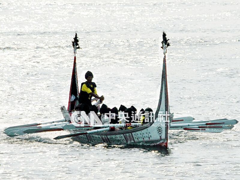 歷經一個多月的航行，蘭嶼14人拼板大舟「ipanga na 1001跨越號」在達悟族勇士們操槳下，抵淡水漁人碼頭，完成繞行台灣半圈壯舉。中央社記者顧恆湛攝 96年7月29日