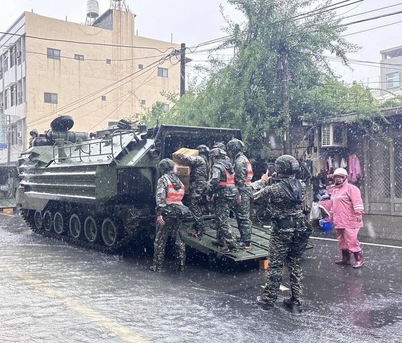 台风凯米远离，水气依旧笼罩台湾，台南26日持续降雨，多个行政区淹水，国军也出动救援。 （台南市政府提供）中央社记者张荣祥台南传真113年7月26日