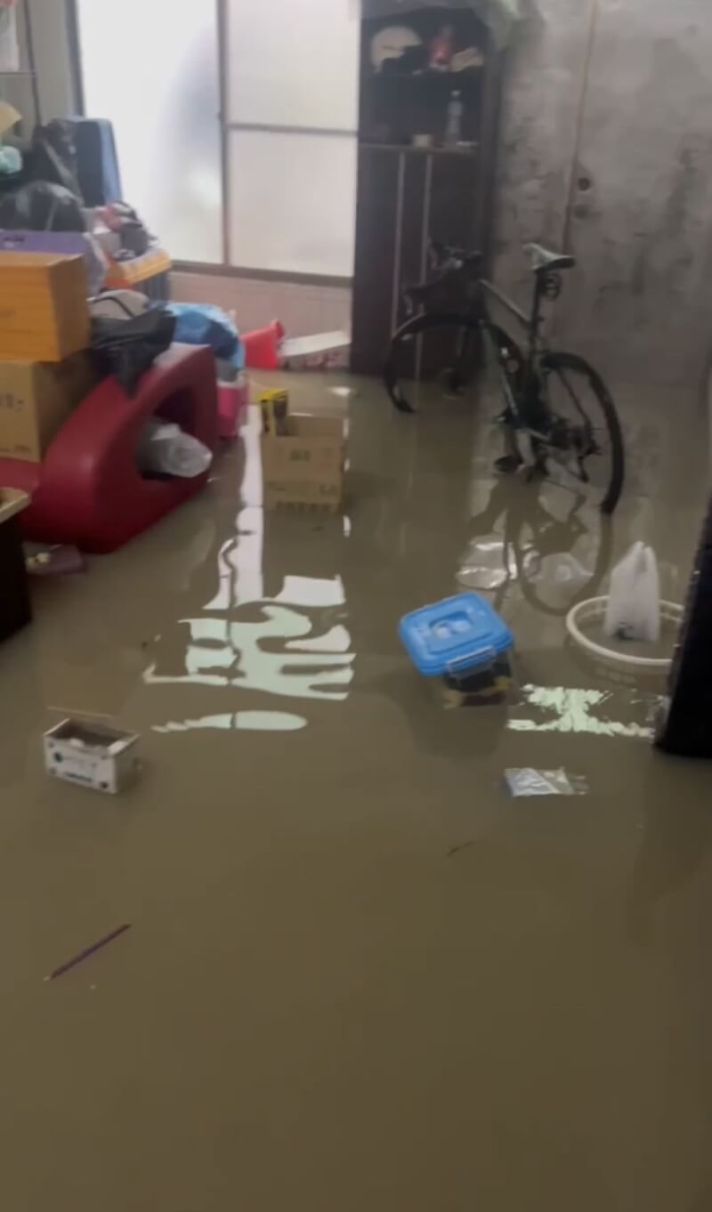 颱風凱米在高雄地區降下超大豪雨，造成各區出現淹水災情，民宅、大樓地下室災情慘重。圖為25日岡山區民宅1樓淹水情況。（讀者提供）中央社記者林巧璉傳真 113年7月26日