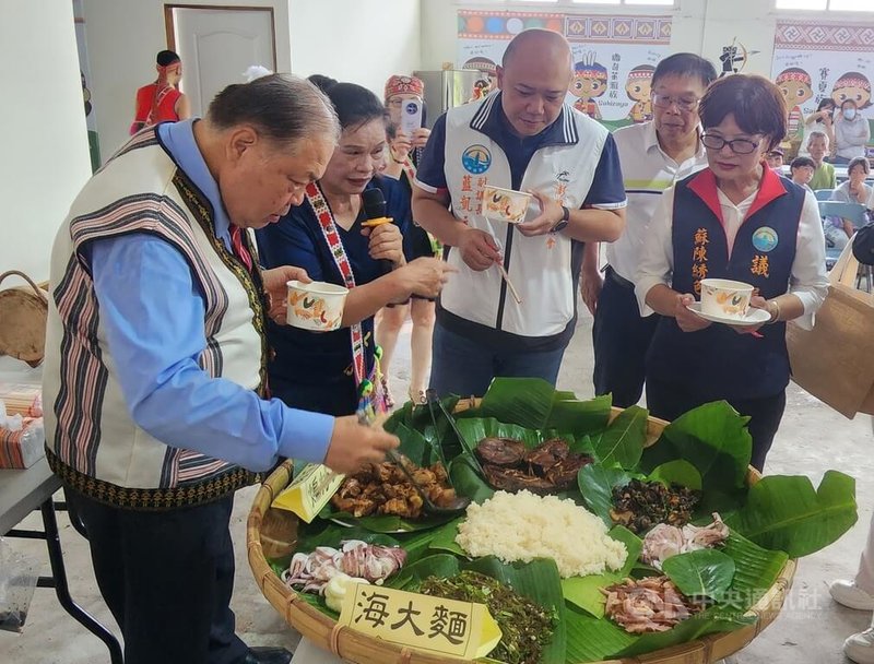 澎湖縣原住民文化促進會27日在馬公提前舉辦「原住民族日活動」,澎湖縣長陳光復(前左1)、副議長藍凱元(前左3)等人出席,一起品嚐傳統原住民風味餐。中央社 113年7月27日