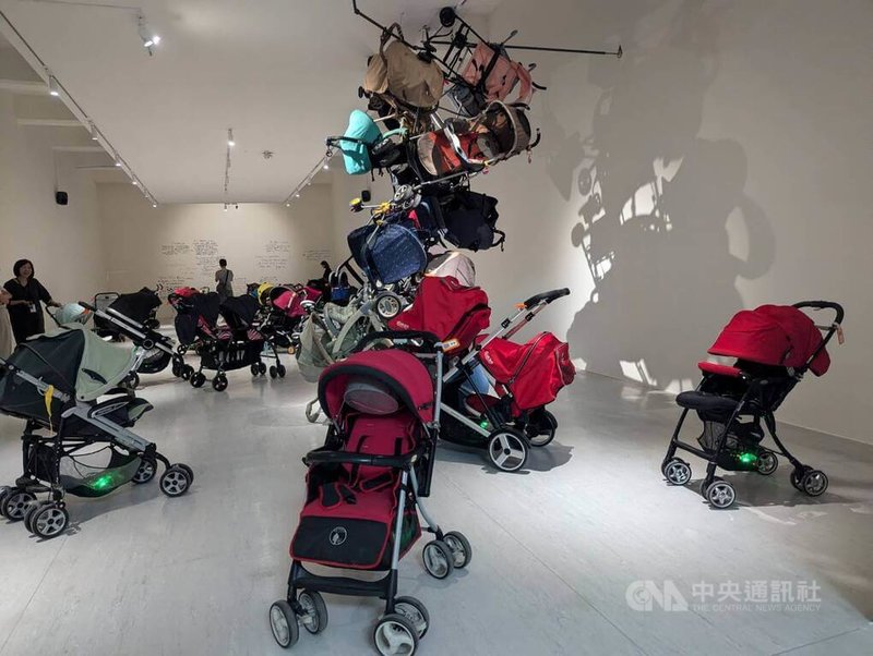 台北市立美術館27日起推出「2024 TFAM年度個展：倪祥、陳以書、徐瑞憲、蔡咅璟」，其中藝術家徐瑞憲以「之間II─徐瑞憲個展」回應俄羅斯入侵烏克蘭戰事，觀眾能與嬰兒車互動，並親耳聽見來自徐瑞憲在烏克蘭採集聲音與故事。中央社記者王寶兒攝  113年7月27日