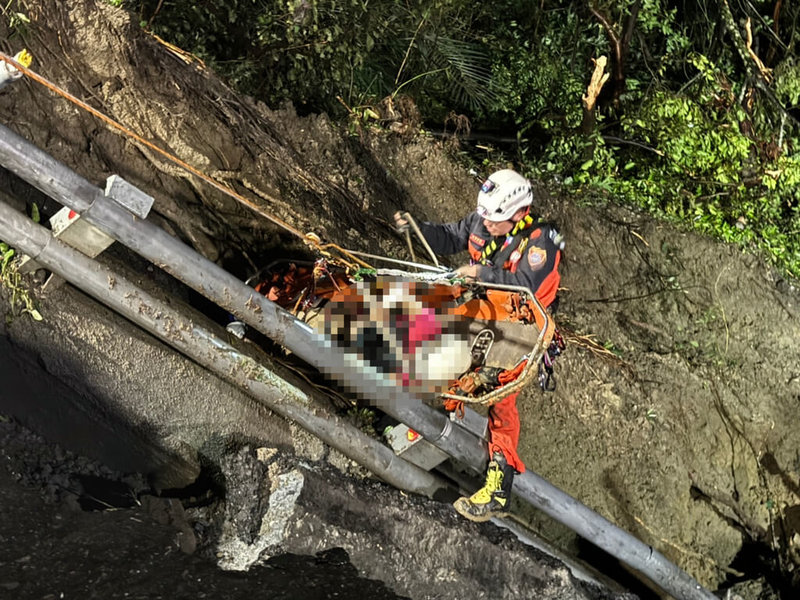 一輛轎車26日晚間行駛台9線蘇花公路，在封閉時段竟擅自打開設在南澳段管制柵門進入，繞過施工車輛後在116.8公裏處不慎墜落邊坡，消防獲報到場以吊掛方式陸續救起4人送醫。（讀者提供）中央社記者王朝鈺傳真  113年7月27日