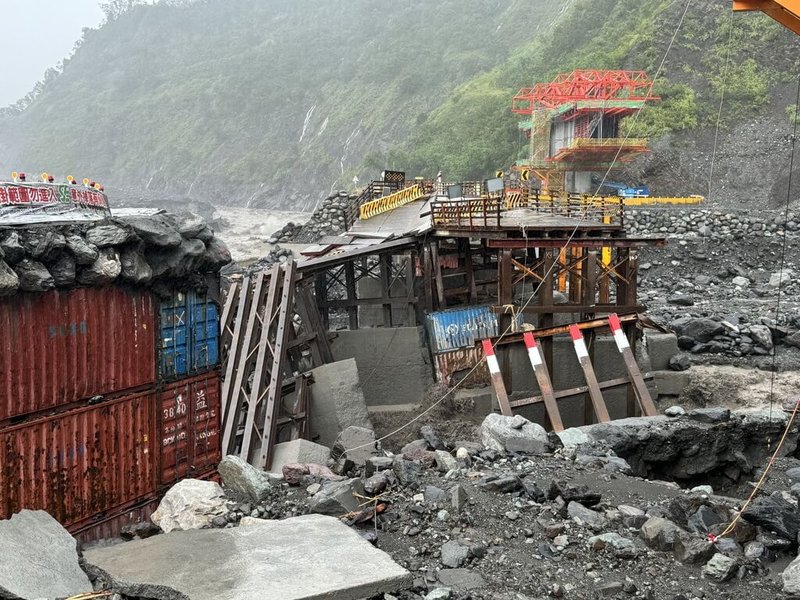 台风凯米剧烈豪雨重创高雄山区，南横公路明霸克露钢便桥（图）及原尚存桥体遭冲毁，公路总局指出，由于台20线91.5k东庄桥路段土石流淹过路面，抢灾路线受阻，27日将加强抢修量能，才能挺进明霸克露桥路段。 （公路总局提供）中央社记者洪学广传真113年7月27日