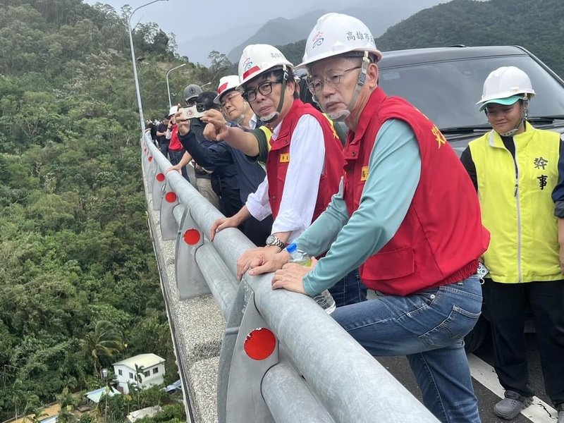 颱風凱米重創高雄，高雄市長陳其邁（前右2）27日前往茂林區勘查高132線搶通情形，感謝搶修團隊的辛勞。（高雄市工務局提供）中央社記者林巧璉傳真  113年7月27日