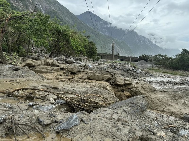 花蓮地區雨勢不斷，27日北迴線和仁－崇德間再度遭到土石流侵襲，因此原本預計7月29日搶通的東正線，將再延後到8月3日搶通。（台鐵提供）中央社記者余曉涵傳真113年7月27日