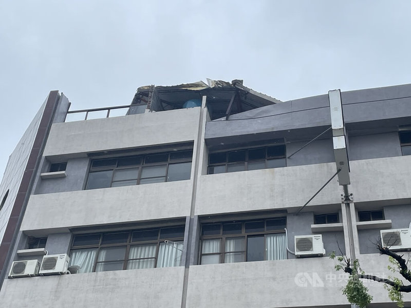 花蓮馬姓1家3口颱風天開車外出，遭掉落磚牆砸中轎車，造成1死1重傷，經花蓮縣府建設處現勘，確認頂樓磚牆、棚架及掉落磚牆是違章建築。中央社記者張祈攝 113年7月27日