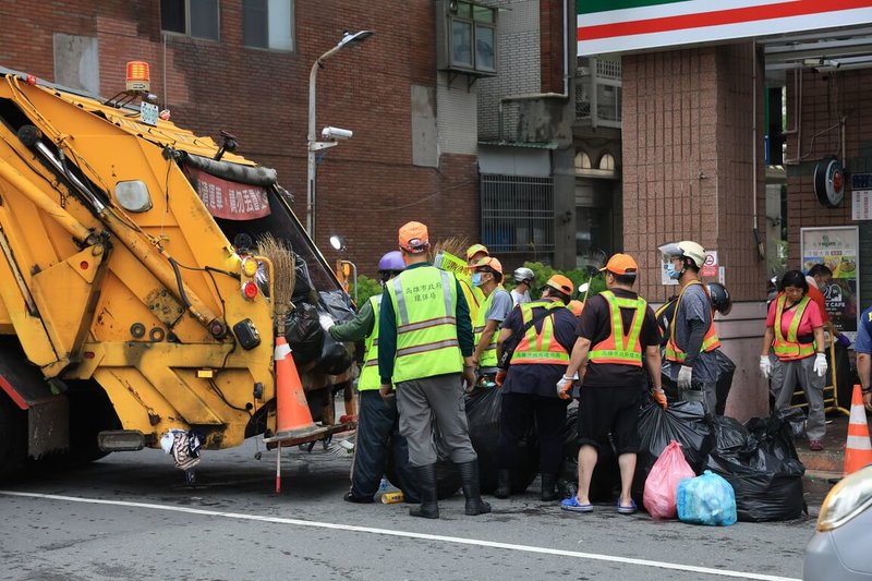 颱風凱米重創高雄，颱風後大量樹倒、泡水廢棄物待清運，高雄市環保局出動大批人力加速清理，街道上隨處可見清潔人員身影。（高雄市環保局提供）中央社記者林巧璉傳真 113年7月27日