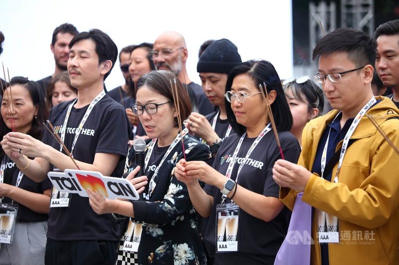 文化部政務次長王時思（前排右3）7月26日在巴黎拉維特園區文化奧運台灣館，代表團隊祈願祝福，駐法國台灣文化中心主任胡晴舫（前排右2），活動策展人林昆穎（前排左2）共同參與。中央社記者李若韻巴黎攝 113年7月27日