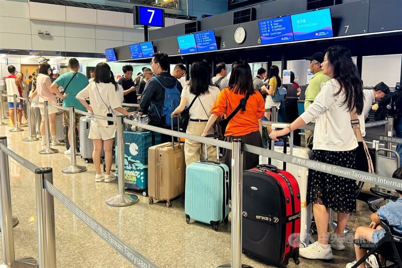 颱風凱米逐漸遠離，桃園國際機場25日各航空公司櫃台前都有排隊人潮。中央社記者吳睿騏桃園機場攝 113年7月25日