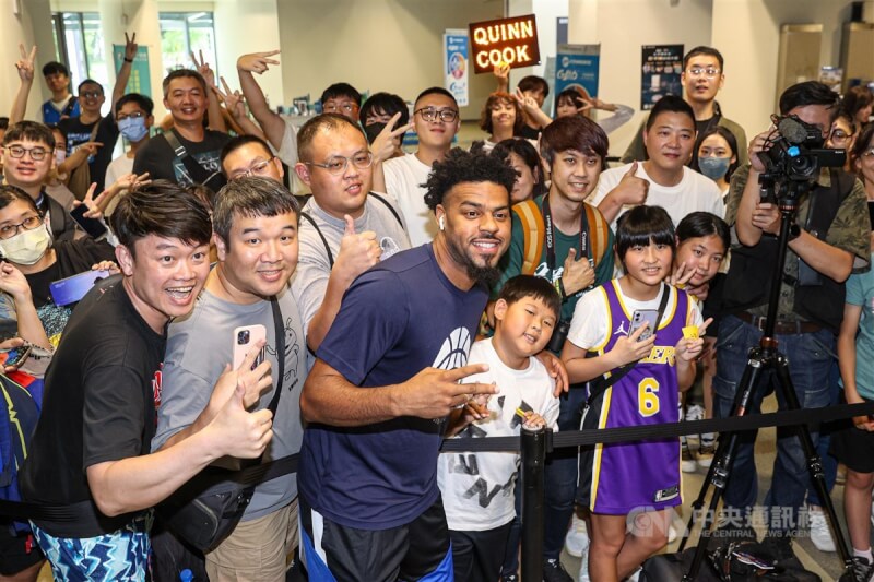 亞洲巡迴賽（TAT）台北站27日在和平籃球館開打，前NBA球星庫克（Quinn Cook）（前左3）在賽前為球迷簽名及合影。中央社記者鄭清元攝 113年7月27日