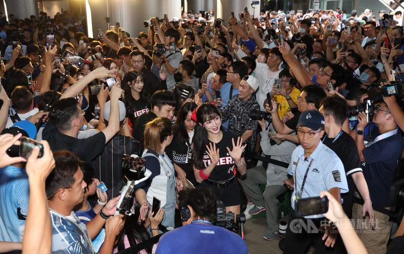 中職富邦悍將隊27日在台北大巨蛋擔綱主場,舉辦主題日「G!POP流行音樂節」,邀請韓職起亞虎啦啦隊KIA TIGERS CHEERLEADER成員出席活動,並與球迷拍照互動,啦啦隊員進場時吸引大批球迷場邊拍攝。中央社記者張新偉攝 113年7月27日