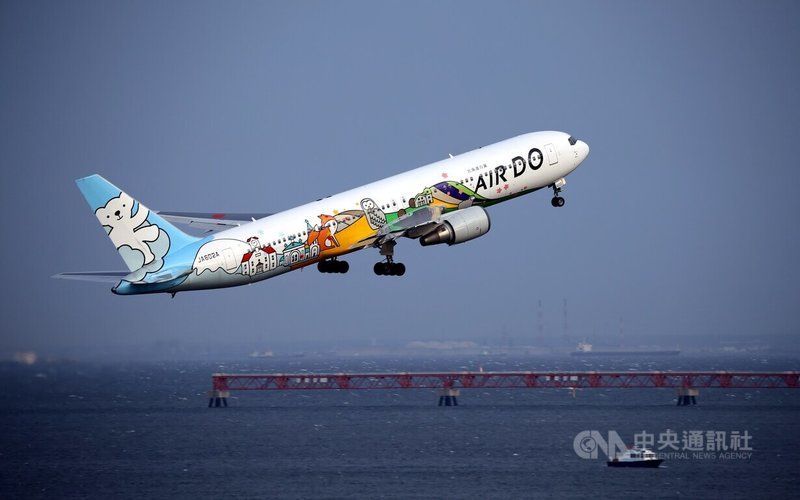 日本以北海道為據點的航空公司AIRDO（原名北海道國際航空），已決定最快8月起不再讓負責劃位的地勤人員佩帶胸前名牌，作為因應「奧客」的對策。圖為AIRDO示意圖。中央社記者黃名璽攝  113年7月27日