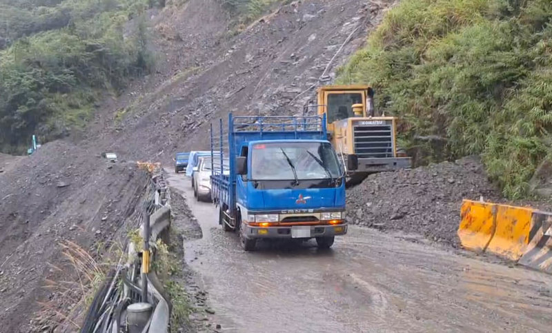 颱風凱米帶來強風豪雨，造成中橫公路多處道路中斷，谷關工務段連日搶修，27日搶通靈甫橋路段，開放車輛通行。（民眾提供）中央社記者趙麗妍傳真  113年7月27日