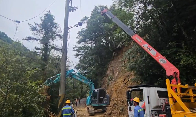 颱風凱米帶來強風豪雨，造成台中市梨山地區多處停電，台電人員挺進災區持續搶修。（台電公司提供）中央社記者趙麗妍傳真  113年7月27日