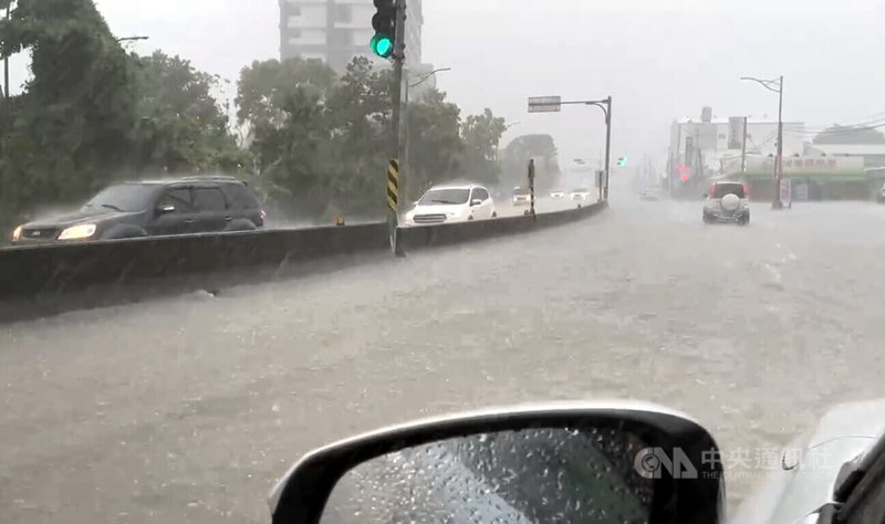 中央氣象署27日持續對台東發布強降雨，水利署也持續發布淹水警報。台東市區包括台9線多處路段、南王里等區域積水。中央社記者盧太城台東攝 113年7月27日