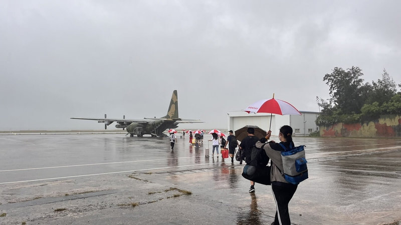 受到颱風凱米影響，東部及離島仍有不少旅客需要疏運，民航局27日表示將持續協調航空公司調度運能，並請求軍方支援軍機疏運，估計可投入逾300架次來紓解旅客人潮。（民航局提供）中央社記者余曉涵傳真113年7月27日