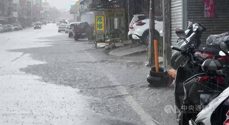 中央氣象署27日持續對台東發布大雨特報，台東地區上午多波強降雨，造成市區多處積水。中央社記者盧太城台東攝  113年7月27日