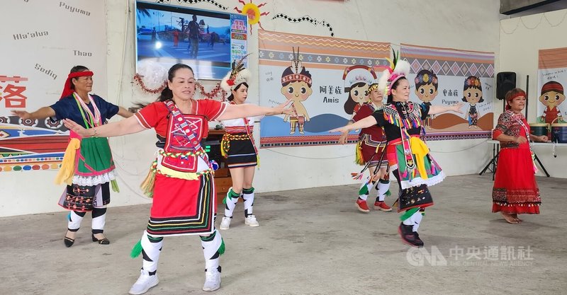 澎湖縣原住民文化促進會27日在馬公提前舉辦「原住民族日活動」，現場安排國民年金、婦女權益等宣導，還有原住民傳統服飾展、舞蹈表演。中央社  113年7月27日