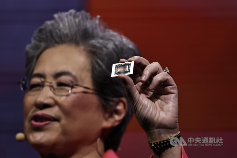 超微（AMD）董事長暨執行長蘇姿丰今年6月在台北台北國際電腦展展示新型處理器。