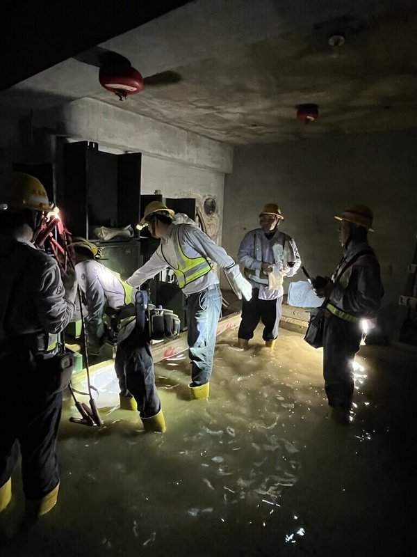 淹水造成多處大樓地下配電室設備受損，待抽除積水後，還須逐一將泡水設備洗淨、擦拭、點檢，若變壓器、開關設備或用戶電表受損，都需一一進行更換，台電將全力搶修也盼民眾體諒。（台電提供）中央社記者曾智怡傳真 113年7月27日