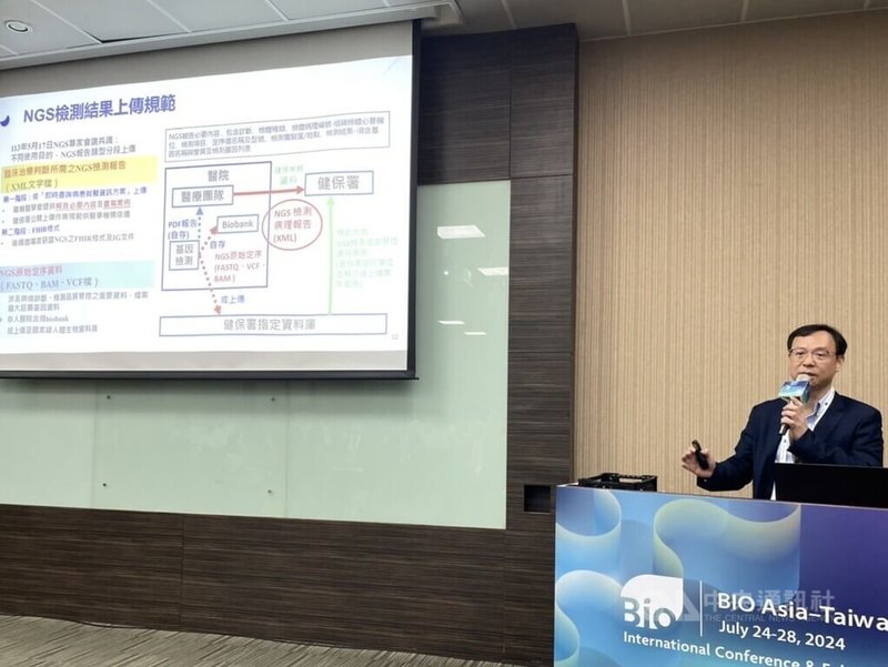 針對健保資料庫資料二次使用，衛福部「衛生福利資料管理條例」專法草案明定退出權。健保署長石崇良（圖）28日出席亞洲生技展，說明退出申請程序規劃方向。中央社記者曾以寧攝  113年7月28日