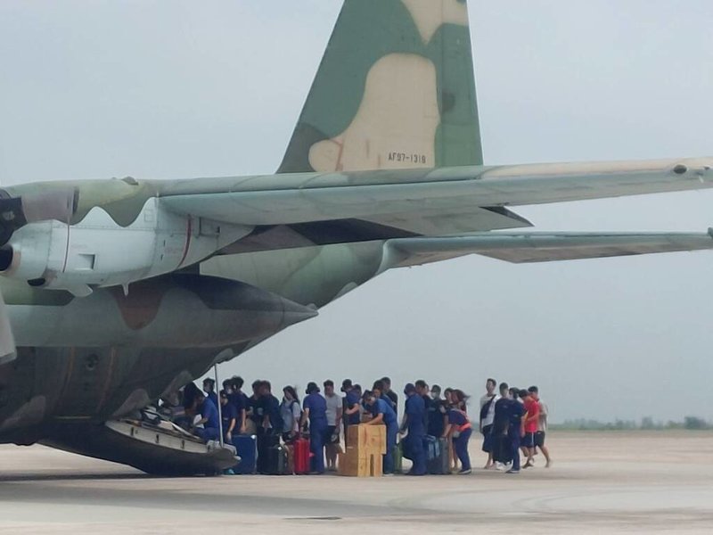 許多民眾因颱風凱米滯留澎湖，空軍C-130運輸機28日再度支援載運其中70名遊客返回高雄，其餘登記候補旅客則由各航線消化疏運。（澎湖防衛指揮部提供）中央社 113年7月28日