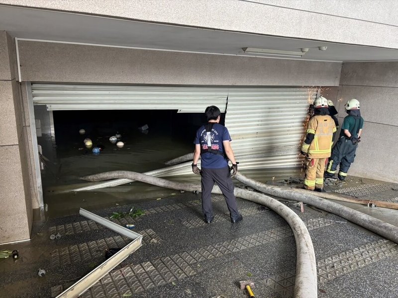 颱風凱米造成高雄市三民、左營、鼓山等區多處大樓地下室嚴重積淹水，總計大樓加透天建築地下室淹水棟數達376棟，預計28日下午1時前全數完成抽水。（高雄市政府提供）中央社記者蔡孟妤傳真  113年7月28日