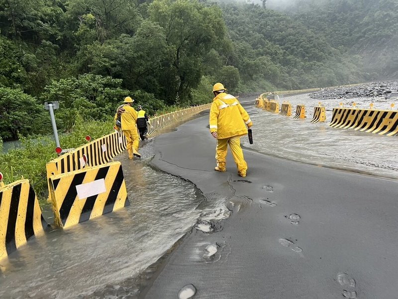 颱風凱米重創高雄山區，山區道路路基流失，橋梁也遭沖毀，台電人員單程徒步1小時進入桃源區檢視搶修，復興里、拉芙蘭里及梅山里27日晚間8時許已全數復電。（台電鳳山區營業處提供）中央社記者蔡孟妤傳真  113年7月28日