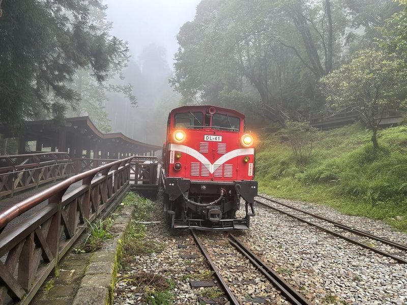 林業及自然保育署嘉義分署表示，阿里山鄉降雨已趨緩，阿里山國家森林遊樂區持續進行環境整備，29日將恢復服務遊客，園區內阿里山林鐵3條支線完成路線清理作業，也恢復行駛。（阿里山林鐵及文資處提供）  中央社記者姜宜菁傳真  113年7月28日