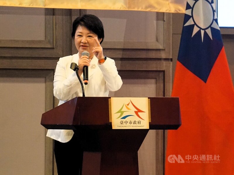 台中市長盧秀燕27日在洛杉磯與500多名僑民午宴,舞台上布置中華民國國旗。她說:「美國是台中非常重要的盟邦,有最多的姊妹市」。這次訪美受到颱風影響,行程剩不到一半,她說「來日方長,希望未來還有機會來拜訪」。中央社記者林宏翰洛杉磯攝 113年7月28日