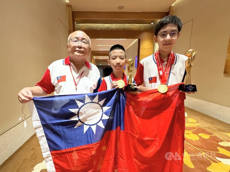 第20屆IMC國際數學競賽在新加坡舉行,台灣靜心中學8年級的林鈺洋(右)、麗林國小4年級的柳均霖(中)以最高分獲年級總冠軍,兩人與中華國際數理文化教育協會理事長盧建民(左)合照。中央社記者吳昇鴻新加坡攝 113年7月28日