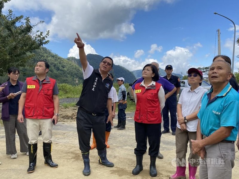 颱風凱米影響，雲林縣古坑鄉山區多條道路因土石滑落、樹木傾倒一度中斷，縣長張麗善（前排右3）28日前往草嶺勘災。中央社記者姜宜菁攝  113年7月28日