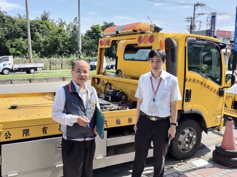 颱風凱米造成高雄多處積淹水，不少車輛淪泡水車；高雄市政府消保官28日上午會同交通局、稅捐處等單位稽查拖吊業者，呼籲業者價格應公開透明，勿趁機哄抬價格，違者將開罰。（高雄市行政暨國際處提供）中央社記者蔡孟妤傳真  113年7月28日