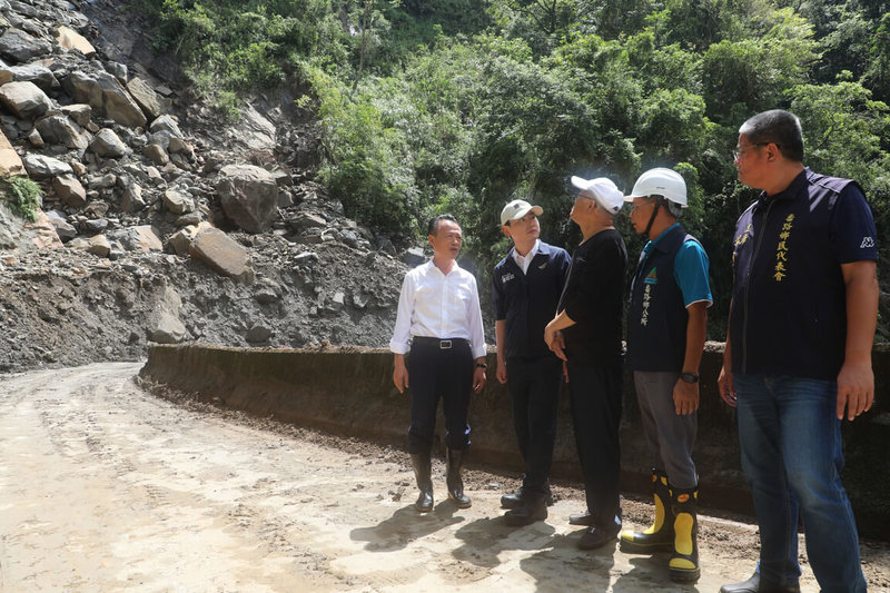 颱風凱米導致嘉義縣番路鄉159甲線大華公路柔腸寸斷，嘉義縣長翁章梁（左）28日與民進黨立委陳冠廷（左2）等人前往勘查道路受損情形，將爭取經費修復等。（嘉義縣府提供）中央社記者姜宜菁傳真  113年7月28日