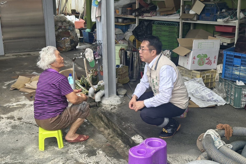 颱風凱米造成台南市麻豆區積淹水，經市府集中移動式抽水機，28日上午完成積水抽排，市長黃偉哲（右）28日下午前往小埤里關心環境清理情形。（市府提供）中央社記者楊思瑞台南傳真  113年7月28日