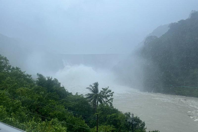 颱風凱米帶來豐沛雨量，曾文水庫自24日下午6時預防性調節放水，南區水資源分署統計，至28日中午12時為止，總放水量超過5億立方公尺。（南區水資源分署提供）中央社記者楊思瑞台南傳真  113年7月28日