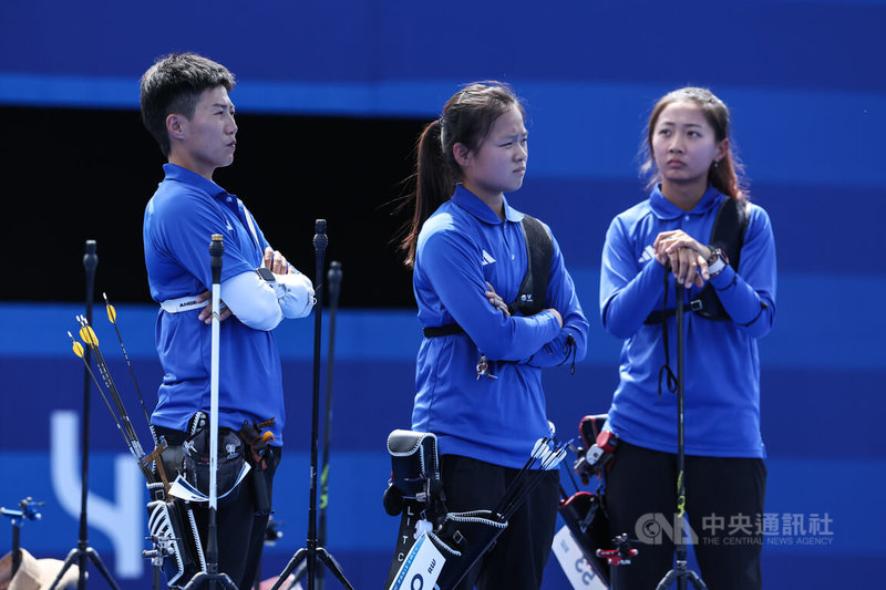 2024巴黎奧運台灣女子射箭代表隊在法國時間28日出戰8強賽，最終以2比6不敵強敵韓國，無緣晉級。圖為台灣好手邱意晴（右）、雷千瑩（左）、李彩綺（中）觀看賽況。中央社記者吳家昇巴黎攝  113年7月28日