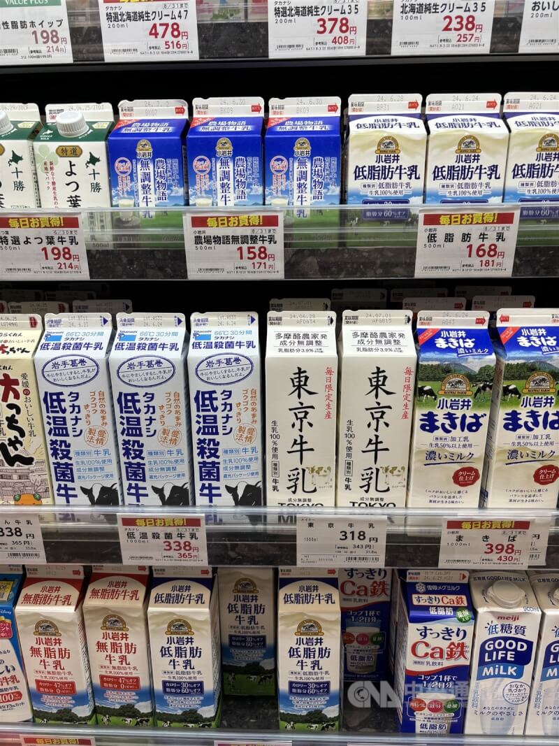 日本超市販賣各式牛乳類飲料，有些是牛乳，有些是含乳量低於50％的「乳飲料」，其實從包裝上的缺口就能一眼分辨。中央社記者戴雅真東京攝 113年7月28日