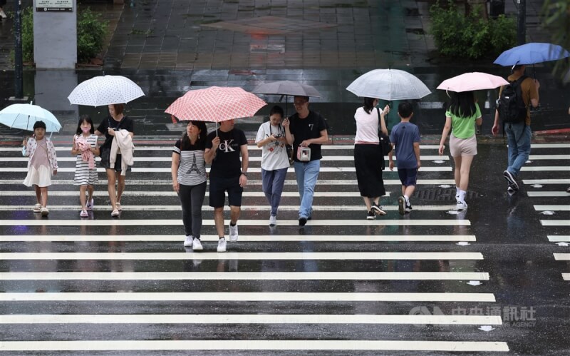 25日北市信義區商圈不少民眾在雨中逛街。中央社記者張新偉攝 113年7月25日