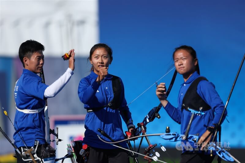 2024巴黎奧運台灣女子射箭代表隊由老將雷千瑩（左）領軍，搭配小將邱意晴（中）、李彩綺（右），當地時間28日在團體16強淘汰賽輕取美國隊，順利晉級8強，3人賽中觀看成績。中央社記者吳家昇巴黎攝 113年7月28日