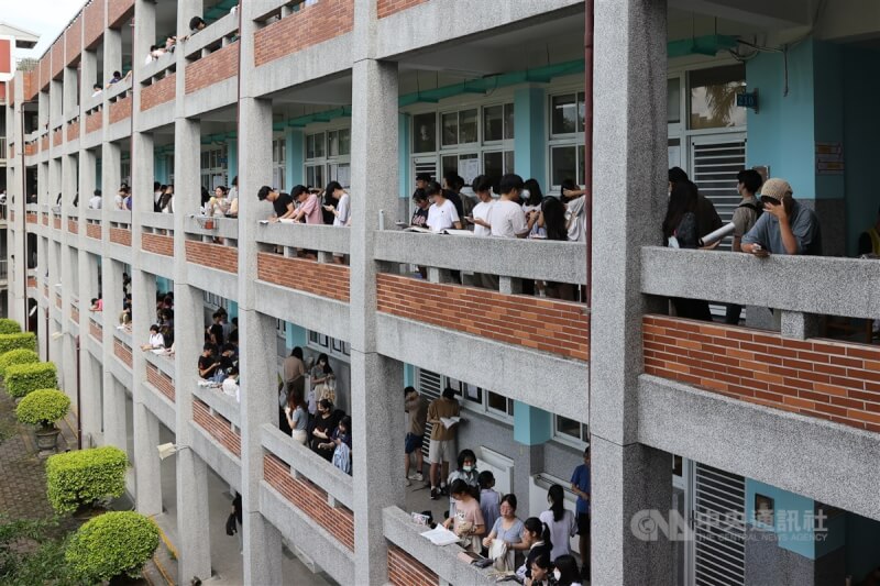 113學年分科測驗許多考生在台北市建國高中考場，為考試做最後複習。中央社記者鄭清元攝　113年7月13日