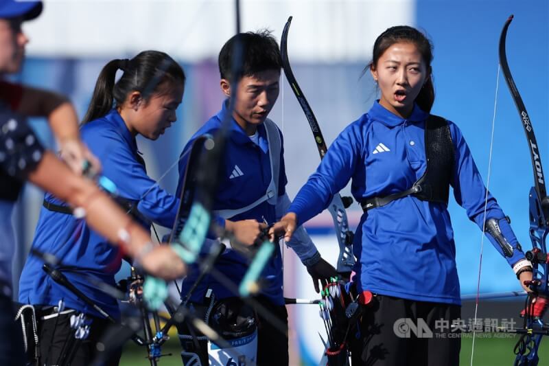 台灣女子射箭團邱意晴（右起）、雷千瑩、李彩綺28日在巴黎奧運16強淘汰賽碰拳提振士氣。中央社記者吳家昇巴黎攝 113年7月28日