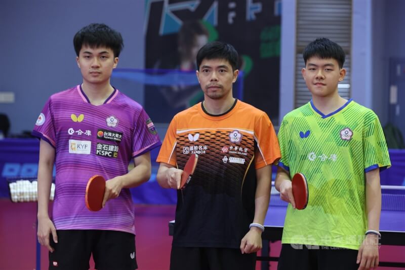 台灣桌球奧運代表隊選手林昀儒(左)、莊智淵(中)與高承睿(右)6月20日在高雄國訓中心合影。中央社記者董俊志攝 113年6月20日