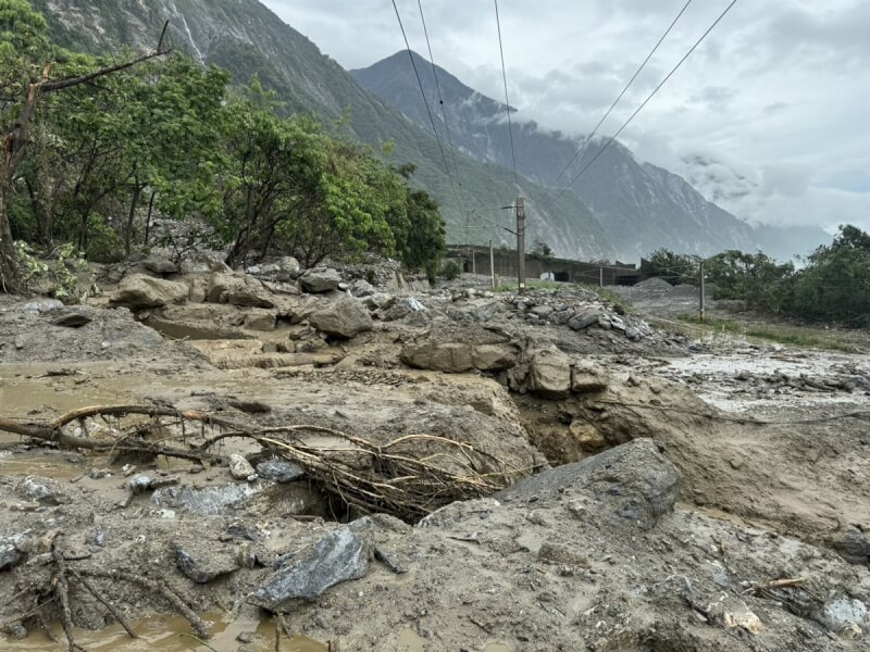 花蓮地區雨勢不斷，27日北迴線和仁－崇德間再度遭到土石流侵襲，因此原本預計7月29日搶通的東正線，將再延後到8月3日搶通。（台鐵提供）中央社記者余曉涵傳真113年7月27日