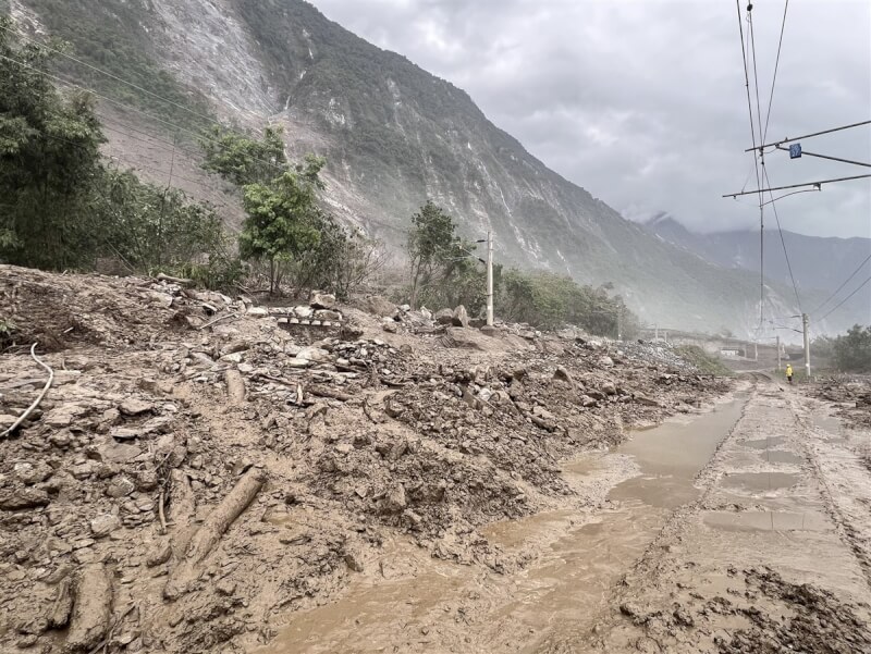 受颱風凱米影響，花蓮往台北方向鐵公路因土石流中斷，台鐵北迴線（和仁=崇德間）有多處落石坍方，持續清除中。（交通部提供）中央社記者張祈傳真 113年7月26日