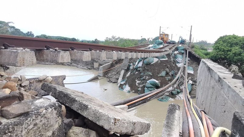 颱風凱米重創台鐵軌道，南靖至後壁間八掌溪橋路基流失，目前八掌溪水位已消退，台鐵持續進行搶修作業。 （民眾提供） 中央社記者姜宜菁傳真 113年7月28日